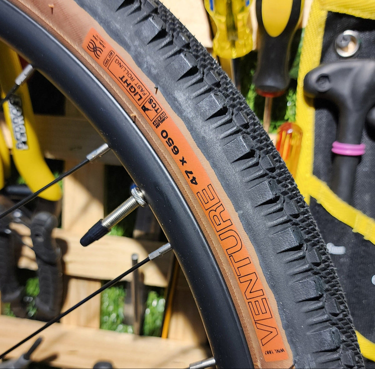 Promo Neumas Venture 650x47c + Sist Tubeless